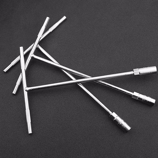 Chiave tipo T con chiave a bussola per ruota con impugnatura incurvata